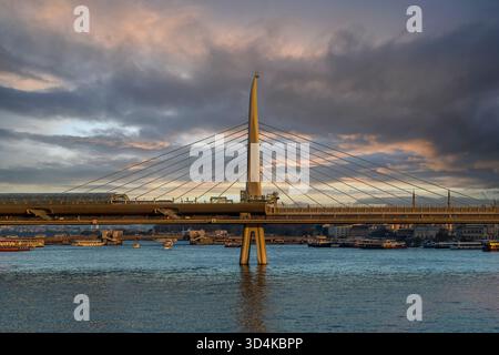 Una vista del Ponte della metropolitana del Corno d'Oro al tramonto, Istanbul, Türkiye Foto Stock