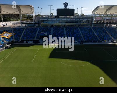 Carson, Stati Uniti - 19 ottobre 2025: Veduta aerea del vibrante campo verde e posti a sedere blu del Dignity Health Sports Park, inondato dalla luce del sole e. Foto Stock