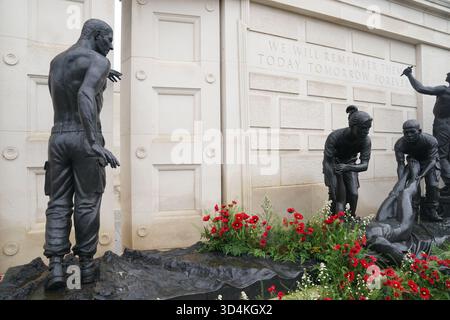 I papaveri adornano il Memoriale delle forze Armate al National Memorial Arboretum di Alrewas, Staffordshire. Data foto: Martedì 11 novembre 2025. Foto Stock