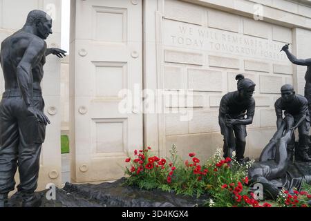 I papaveri adornano il Memoriale delle forze Armate al National Memorial Arboretum di Alrewas, Staffordshire. Data foto: Martedì 11 novembre 2025. Foto Stock