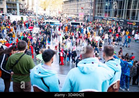 Koelner Karneval, Sessionsauftakt in der Koelner Innenstadt 2025 Impressionen vom Koelner Karneval zum Karnevalsauftakt a Koeln , Blick auf den Vorplatz des Hauptbahnhof und Blick auf Menschenmenge mit Kostuemen Berlin Deutschland *** Carnevale di Colonia, sessione di inizio nel centro della città di Colonia, vista del carnevale di Colonia e del Carnevale di Colonia 2025 settembre della stazione di Colonia, proiezione del carnevale di Colonia in Germania, proiezione della folla di Colonia e del carnevale di Colonia in Germania Foto Stock