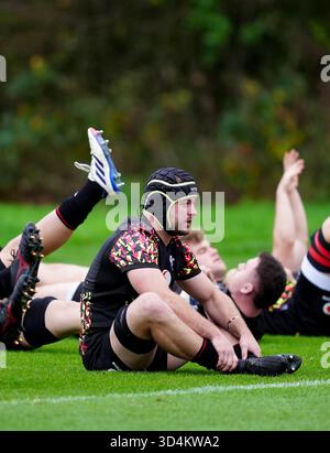 L'Harri Deaves del Galles si riscalda durante una sessione di allenamento al vale Resort, Hensol. Data foto: Martedì 11 novembre 2025. Foto Stock