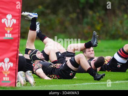 L'Harri Deaves del Galles si riscalda durante una sessione di allenamento al vale Resort, Hensol. Data foto: Martedì 11 novembre 2025. Foto Stock