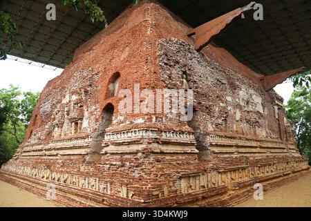 Antica città di Polonnaruwa, sito patrimonio dell'umanità dell'UNESCO, distretto di Polonnaruwa, provincia centro-settentrionale, Sri Lanka, Oceano Indiano, Asia meridionale Foto Stock