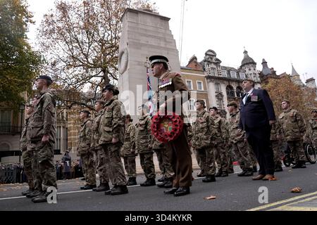 Membri delle forze armate britanniche durante la cerimonia del giorno dell'armistizio della Western Front Association al Cenotafio di Whitehall, nel centro di Londra. Data foto: Martedì 11 novembre 2025. Foto Stock