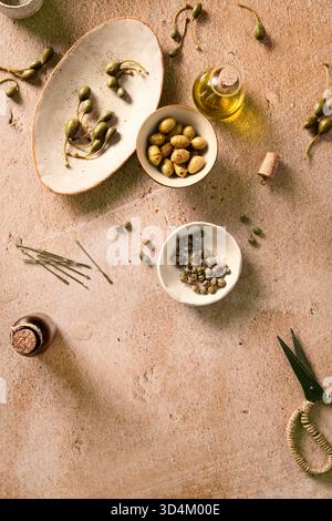 Assortimento di prodotti freschi tipici della Sicilia e del sud Italia, capperi, olive, olio d'oliva da condividere come aperitivo Foto Stock