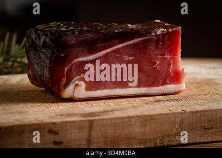 Lo Speck è un salume tipico del Trentino-alto Adige e del Tirolo, ottenuto da cosce di maiale disossate, salate, affumicate a freddo e invecchiate nel Foto Stock