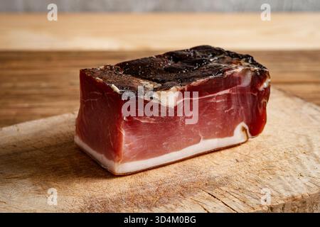 Lo Speck è un salume tipico del Trentino-alto Adige e del Tirolo, ottenuto da cosce di maiale disossate, salate, affumicate a freddo e invecchiate nel Foto Stock