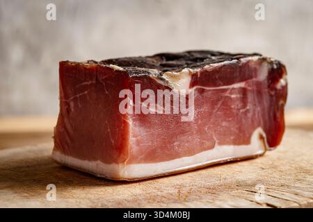 Lo Speck è un salume tipico del Trentino-alto Adige e del Tirolo, ottenuto da cosce di maiale disossate, salate, affumicate a freddo e invecchiate nel Foto Stock