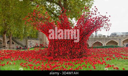 Torre di Londra, Londra, Regno Unito - 16 ottobre 2025: La Torre ricorda Poppy display Foto Stock