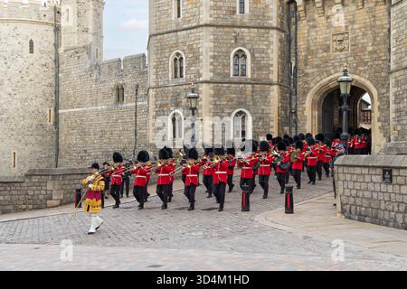 Cambio della guardia al Castello di Windsor, Windsor, Berkshire, Inghilterra, Regno Unito, Europa Foto Stock