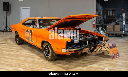WATERFORD, mi/USA - 8 NOVEMBRE 2025: The General Lee, un'auto tributo televisivo Dodge Chargerm Dukes of Hazzard del 1969, allo Shiny Rust Hot Rod Spectacular show. Foto Stock