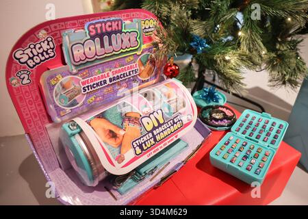EMBARGO AL 0001 MERCOLEDÌ 12 NOVEMBRE 2025. Londra, Regno Unito. 11 novembre 2025. Sticki Rolls Sticki Rolluxe, uno dei primi 15 giocattoli per Natale 2025 nella lista dei giocattoli DreamToys dell'Associazione dei rivenditori di giocattoli. Crediti: Katie Collins/Alamy Live News Foto Stock