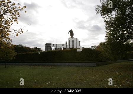 Berlino, Germania. Memoriale di guerra sovietico nel Tiergarten (Sowjetisches Kriegerdenkmal). Il memoriale è stato inaugurato il 7 novembre 1945, in occasione dell'anniversario dell'inizio della rivoluzione d'ottobre in Russia. Commemora i soldati sovietici morti in guerra, specialmente quelli morti durante la battaglia di Berlino, che ebbe luogo tra aprile e maggio 1945. Il monumento si trova nel Großer Tiergarten, un grande parco pubblico nella parte occidentale della città. Fu costruito con pietra dalla cancelleria distrutta del terzo Reich. Il suo progetto fu opera dell'architetto Mikhail Gorvits. Vista generale dalla r Foto Stock
