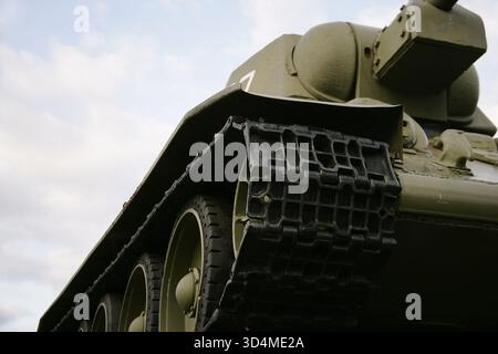 Berlino, Germania. Memoriale di guerra sovietico nel Tiergarten (Sowjetisches Kriegerdenkmal). Il memoriale è stato inaugurato il 7 novembre 1945, in occasione dell'anniversario dell'inizio della rivoluzione d'ottobre in Russia. Commemora i soldati sovietici morti in guerra, specialmente quelli morti durante la battaglia di Berlino, che ebbe luogo tra aprile e maggio 1945. Il monumento si trova nel Großer Tiergarten, un grande parco pubblico nella parte occidentale della città. Vista frontale di uno dei due carri armati sovietici T-34 che fiancheggiano il monumento. Dettaglio dei cingoli, dotati di cinque ruote su ciascun lato. Foto Stock