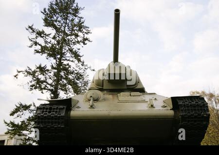 Berlino, Germania. Memoriale di guerra sovietico nel Tiergarten (Sowjetisches Kriegerdenkmal). Il memoriale è stato inaugurato il 7 novembre 1945, in occasione dell'anniversario dell'inizio della rivoluzione d'ottobre in Russia. Commemora i soldati sovietici morti in guerra, specialmente quelli morti durante la battaglia di Berlino, che ebbe luogo tra aprile e maggio 1945. Il monumento si trova nel Großer Tiergarten, un grande parco pubblico nella parte occidentale della città. Vista frontale di uno dei due carri armati sovietici T-34 che fiancheggiano il monumento. Foto Stock
