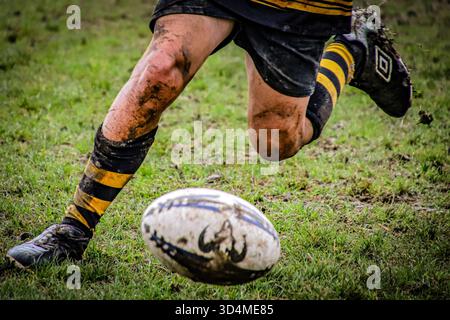 Immagini di giocatori di rugby che calciano una palla e segnano una prova su un campo all'aperto Foto Stock