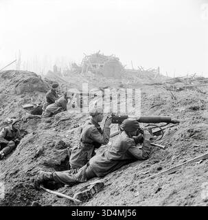 WESEL, GERMANIA - 24 marzo 1945 - attraversamento del Reno 24 -31 marzo 1945: Commando britannici della 1st Commando Brigade man due mitragliatrici Vickers nella periferia frantumata di Wesel, Germania, durante l'operazione Plunder - che faceva parte della più ampia battaglia del Reno. Il 1° Commandos aveva formato la punta di diamante dell'assalto britannico effettuando un attraversamento a sorpresa su mezzi da assalto nella notte del 23 - 24 marzo 1945 - foto: Geopix/Sgt Norris Foto Stock