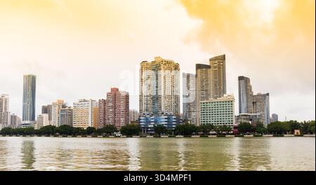Cielo colorato sopra il fiume delle Perle e lo skyline di Guangzhou, Cina Foto Stock