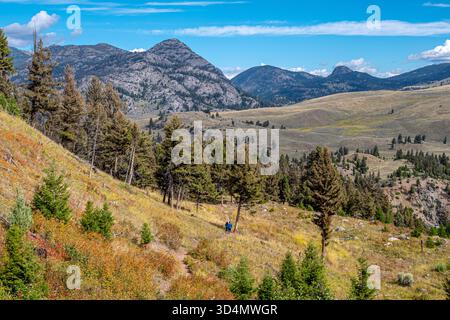 Due escursionisti distanti che camminano lungo l'Hellroaring Trail nella natura selvaggia di Yellowstone, il parco nazionale di Yellowstone, Wyoming, Stati Uniti. Foto Stock