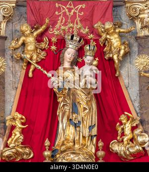 SALISBURGO, AUSTRIA - 6 SETTEMBRE 2025: Statua barocca policroma scolpita della Madonna sull'altare maggiore nella chiesa di Pfarrkirche Mülln Foto Stock
