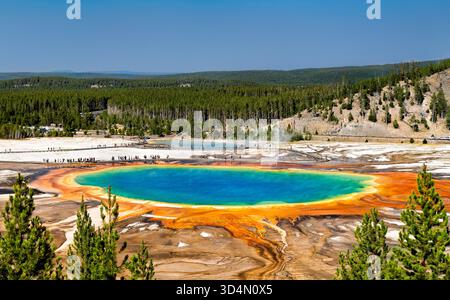 Vista panoramica ad alto angolo della Grand Prismatic Spring nel parco nazionale di Yellowstone. I turisti sono visibili sulla passerella. La primavera è caratterizzata da colori blu, arancione e giallo vivaci Foto Stock