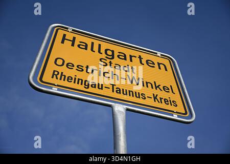 Oestrich Winkel, Germania. 11 novembre 2025. All'ingresso della città c'è un nuovo cartello con la scritta "Hallgarten Stadt Oestrich-Winkel - Rheingau-Taunus-Kreis". Alla fine di ottobre, tutti e dieci i cartelli della città di Oestrich-Winkel nel distretto di Rheingau-Taunus furono rubati. Credito: Michael Brandt/dpa/Alamy Live News Foto Stock