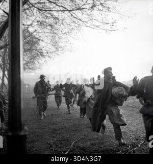 FLUSHING, WALCHEREN, PAESI BASSI - 1 novembre 1944 - le truppe d'assalto britanniche sbarcarono su Walcheren all'alba del 1 novembre 1944 e la maggior parte di Flushing fu inclusa nella prima testa di ponte. Gli sbarchi erano supportati dal fuoco delle navi da guerra britanniche. L'obiettivo dell'assalto è di mettere a tacere i cannoni nemici che minacciano il passaggio Schelda verso il porto di Anversa. Questa particolare immagine mostra alcuni dei primi prigionieri tedeschi catturati dopo lo sbarco durante la battaglia di Walcheren Causeway (nota anche come operazione Vitality) durante la seconda guerra mondiale - foto: Geopix/Sgt Stiggins Foto Stock