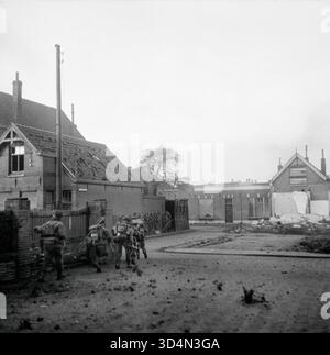 FLUSHING, WALCHEREN, PAESI BASSI - 01 Novemeber 1944 - le truppe d'assalto britanniche sbarcarono su Walcheren all'alba del 1 novembre 1944 e la maggior parte di Flushing fu inclusa nella prima testa di ponte. Gli sbarchi erano supportati dal fuoco delle navi da guerra britanniche. L'obiettivo dell'assalto è di mettere a tacere i cannoni nemici che minacciano il passaggio Schelda verso il porto di Anversa. Questa immagine mostra le truppe d'assalto britanniche che operano a Flushing durante la battaglia del Walcheren Causeway nella seconda guerra mondiale - foto: Geopix/Sgt Stiggins Foto Stock