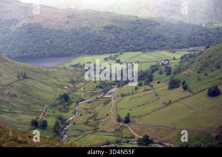 Affacciato sul borgo di Hartsop a Patterdale dalla Wainwright 'Gray Crag' nel Lake District National Park, Cumbria, Inghilterra, Regno Unito. Foto Stock
