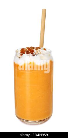 Gustoso latte di zucca con panna montata in vetro isolato su bianco Foto Stock