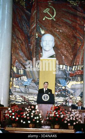 30 maggio 1988 Mosca Archivio storico Olycom/Lapresse Ronald Wilson Reagan (Tampico, 6 febbraio 1911 - Los Angeles, 5 giugno 2004) è stato un politico, sindacalista e attore statunitense, 40° presidente degli Stati Uniti d'America dal 1981 al 1989.il suo stile oratorio persuasivo gli fece guadagnare la fama di grande comunicatore. Prima di entrare in politica fu un attore cinematografico e fu a capo della Screen Actors Guild. Negli anni quaranta aderì al Partito Democratico, ma passò poi ai repubblicani negli anni sessanta. Fu governatore della California per due mandati. Dopo la sconfitta di Foto Stock