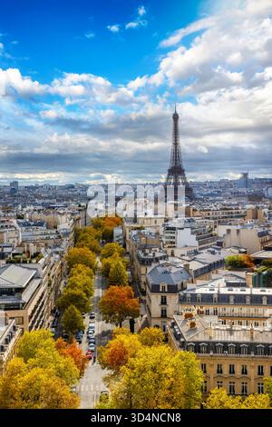 Vista sopraelevata dello skyline di Parigi, in Francia, con la Torre Eiffel e gli alberi color oro in autunno Foto Stock