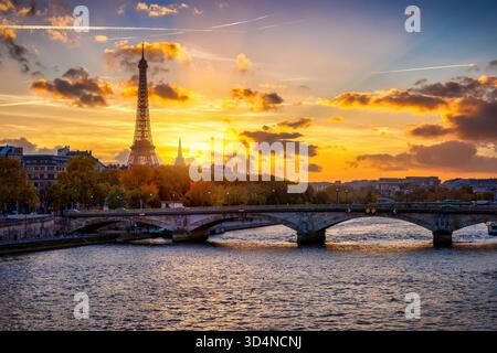 Splendida vista autunnale dello skyline di Parigi, Francia, con la Senna, i ponti e la Torre Eiffel Foto Stock