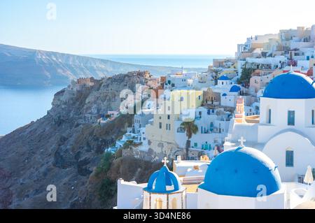 Oia Santorini Grecia: Iconiche chiese a cupola blu e case bianche sulla caldera Foto Stock
