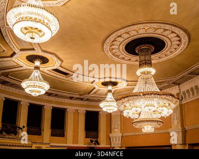 Erevan, Armenia - 14 settembre 2025: Lampadari di cristallo e soffitto dell'auditorium del teatro dell'opera di Erevan (Alexander Spendiaryan National Academic Oper Foto Stock
