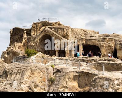 Gori, Georgia - 6 giugno 2025: Turisti vicino a Large Temple a Uplistsikhe Cave Town in Georgia in un giorno estivo di sole. Uplistsikhe Historical - Architectur Foto Stock