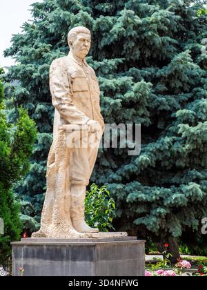 Gori, Georgia - 6 giugno 2025: Statua di Stalin nel parco vicino al Museo Joseph Stalin nella città di Gori nella soleggiata giornata estiva Foto Stock