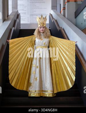 Anprobe des Kostüms für das neue Nürnberger Christkind, Nürnberg, 10.11.2025 Nora Falk wurde 2025 zum neuen Nürnberger Christkind gewählt. BEI einer Anprobe zeigt sie sich erstmals im traditionellen Ornat. DAS Kostüm wurde von der Kostümabteilung des Staatstheater Nürnberg gefertigt. Nora Falk wird das AMT des Christkinds für zwei Jahre ausüben und den Nürnberger Christkindlesmarkt eröffnen. Nürnberg Staatstheater Nürnberg Bayern Deutschland *** adattamento del costume per il nuovo Norimberga Christkind, Norimberga, 10 11 2025 Nora Falk è stata eletta come nuova Norimberga Christkind nel 2025 a fi Foto Stock