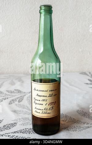 Erevan, Armenia - 31 luglio 2025: Bottiglia di vetro sovietica mezza ubriaca di cognac armeno (brandy), invecchiata per almeno 20 anni, miscelata nel 1975, imbottigliata Foto Stock