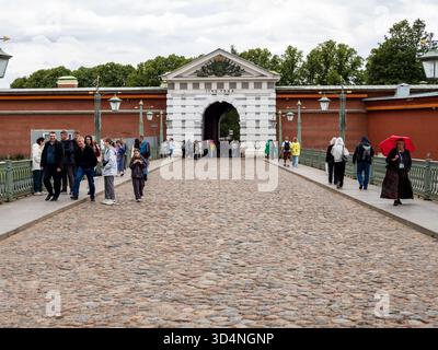 San Pietroburgo, Russia - 19 agosto 2025: Visitatori vicino all'ingresso della fortezza di Pietro e Paolo dal ponte Ioannovsky nella città di San Pietroburgo, Russia Foto Stock