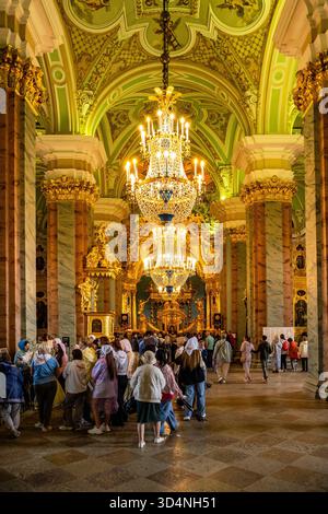 San Pietroburgo, Russia - 19 agosto 2025: Turisti all'interno della Cattedrale di San Pietro e Paolo nella Fortezza di Pietro e Paolo nella città di San Pietroburgo, Russia, via Foto Stock