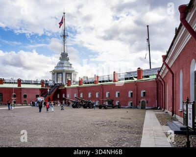 San Pietroburgo, Russia - 19 agosto 2025: Bastione Naryshkin nella Fortezza di Pietro e Paolo nella città di San Pietroburgo, Russia, nuvoloso giorno d'estate Foto Stock