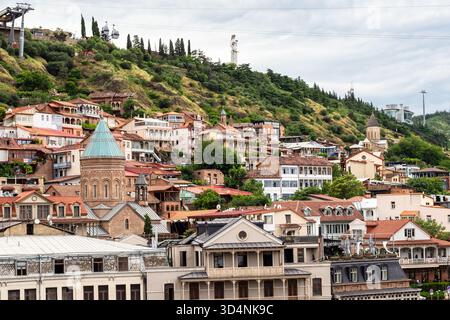 Skyline della città vecchia di Tbilisi in un giorno estivo coperto, Georgia, da Metekhi Cliff Foto Stock