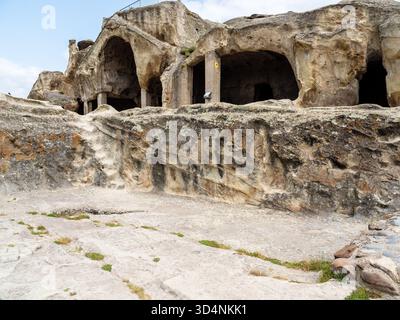 Antico tempio nella città grotta di Uplistsikhe in Georgia durante il sole del giorno estivo Foto Stock