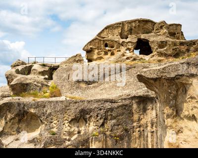 Palazzo in rovina nella città grotta di Uplistsikhe in Georgia durante il sole del giorno estivo Foto Stock