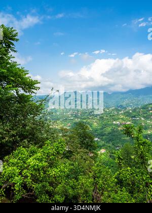 Sopra la vista delle montagne di Adjara - Guria Range nei sobborghi della città di Batumi dal Monastero di Tsminda Sameba sul Monte Sameba nelle soleggiate giornate estive, Georgia Foto Stock