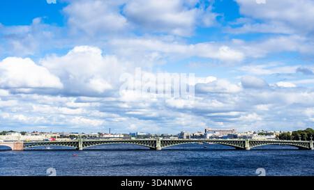 Vista panoramica del Ponte della Trinità sul fiume Neva nella città di San Pietroburgo, in Russia, durante il sole nuvoloso del giorno estivo Foto Stock