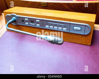 primo piano del microfono sul posto di lavoro nella sala riunioni Foto Stock
