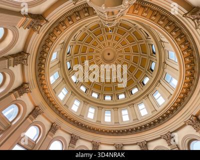 Denver, Colorado, USA - 2 giugno 2025: Decorazioni ornamentali sul soffitto a cupola del Campidoglio dello Stato del Colorado a Denver Foto Stock